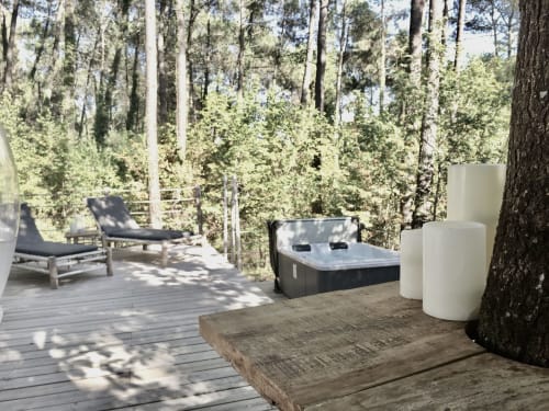 Profitez d'une terrasse privative en bois équipée de transats, d'une table pour un dîner en amoureux et d'un jacuzzi. Idéal pour une soirée de détente profond et de re-connexion à la nature et à votre vie de couple. Passez une nuit à la belle étoile tout confort, profitez de ce spectacle céleste.