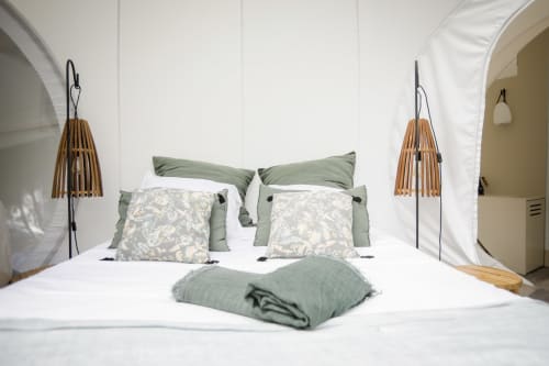 Photo d'une bulle insolite au décor soigné et intimiste. La literie confortable est mise en valeur, avec des détails luxueux. L'aménagement intérieur reflète une ambiance unique, mettant en scène la couleur verte, alliant charme et élégance. Une expérience inoubliable dans une bulle.