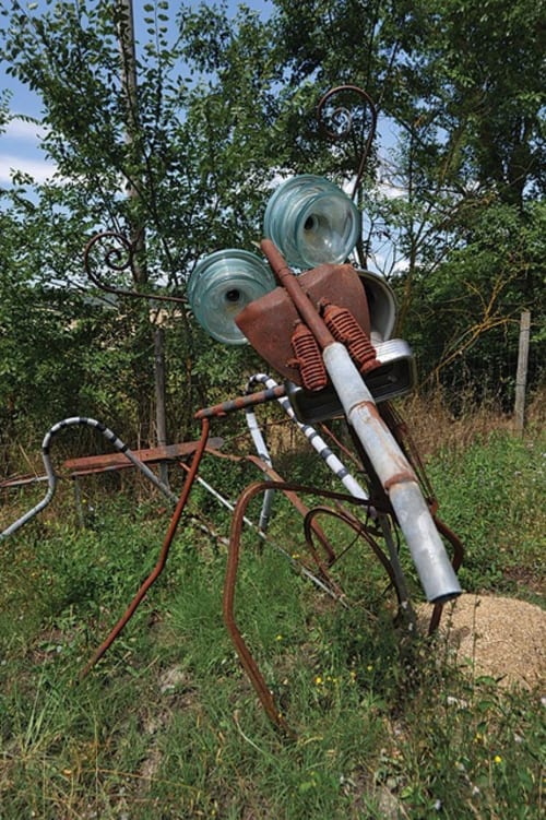 Garden art sculpture made from recycled iron, created by the owner of Agriturismo Quarantallina.