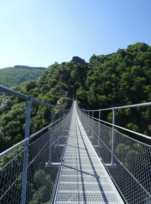 Passerelle piétonne suspendue surplombant la vallée boisée près de Labastide-Rouairoux à Bastide du Thoré
