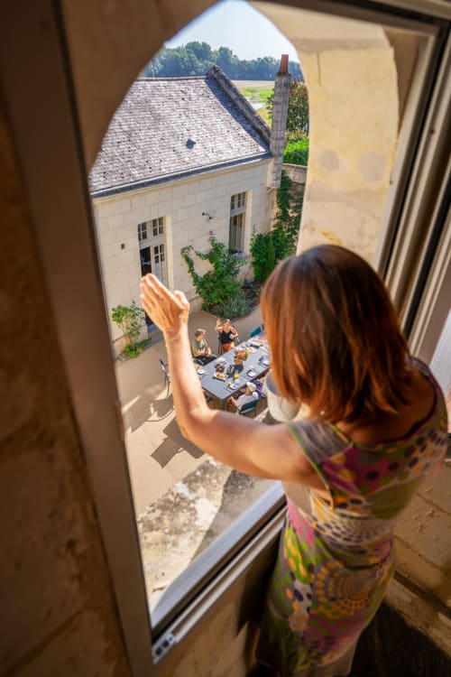 Gite de groupe Logis Escale Saumur-profitez de l'instant avec vue sur la Loire et le groupe qui déjeuner dans la cour ©SAS ESQAL