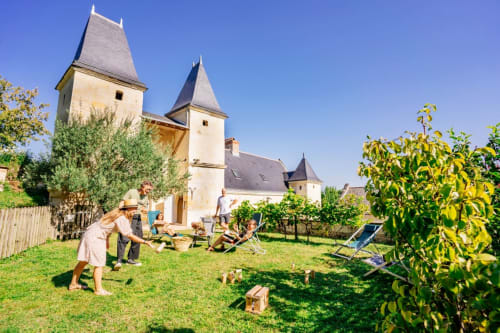 on s'amuse dans le jardin suspendu du logis Escale, lecture, bronzage et jeu sont au programme ©SAS ESQAL