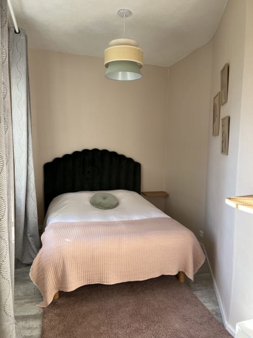 Chambre triple suite familiale Hôtel de charme Normand, situé près de Ferry de Dieppe, près de la gare de Dieppe. Vue sur le parc fleuri et la rivière, endroit calme. Séjour, vacances.