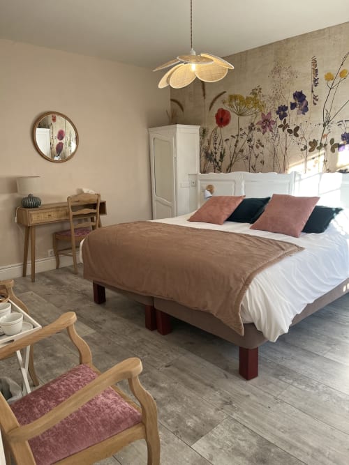 Chambre triple suite familiale Hôtel de charme Normand, situé près de Ferry de Dieppe, près de la gare de Dieppe. Vue sur le parc fleuri et la rivière, endroit calme.