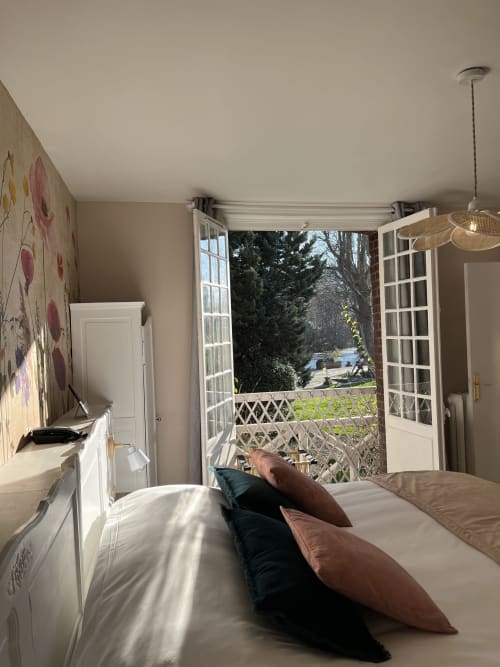 Chambre triple suite familiale Hôtel de charme Normand, situé près de Ferry de Dieppe, près de la gare de Dieppe. Vue sur le parc fleuri et la rivière, endroit calme.