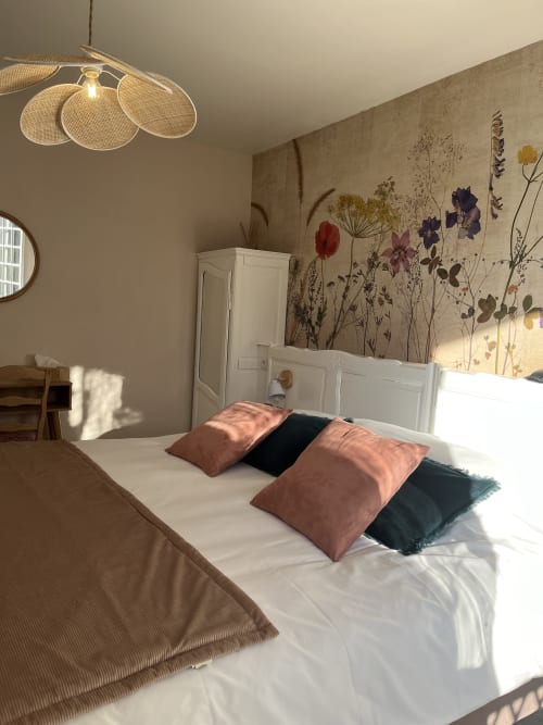Chambre triple suite familiale Hôtel de charme Normand, situé près de Ferry de Dieppe, près de la gare de Dieppe. Vue sur le parc fleuri et la rivière, endroit calme. Séjour, vacances.