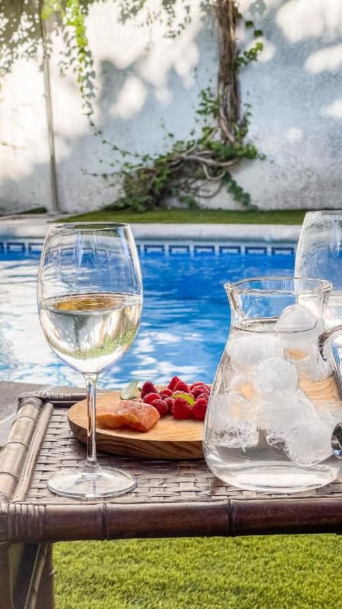 Vino blanco y refrescos junto a la piscina de Casa Rural Villa del Jerte en Cáceres, España