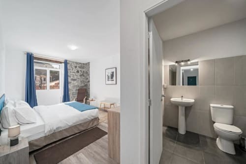 Quartos amplos com casa de banho privada