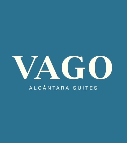 Logo VAGO Alcântara Suites em fundo azul-petróleo, hotel de luxo em Lisboa, Portugal