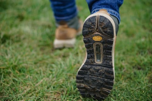 Semelle de chaussure de running sur l'herbe aux Gîtes Des Planchettes à Marigny