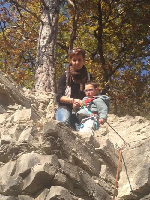 Femme et enfant en escalade de plein air en automne aux Gîtes Des Planchettes, Marigny