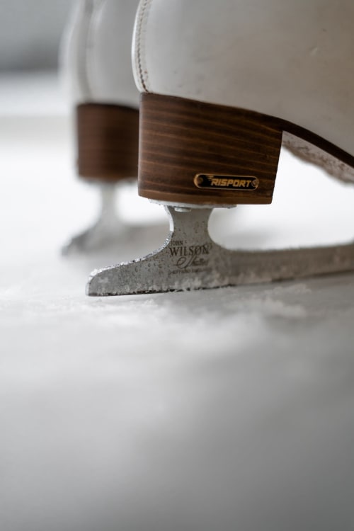 Pierre de curling Risport avec manche en bois aux Gîtes Des Planchettes à Marigny
