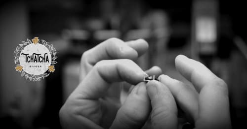 Gros plan des mains échangeant une bague de fiançailles aux Gîtes Des Planchettes à Marigny, France