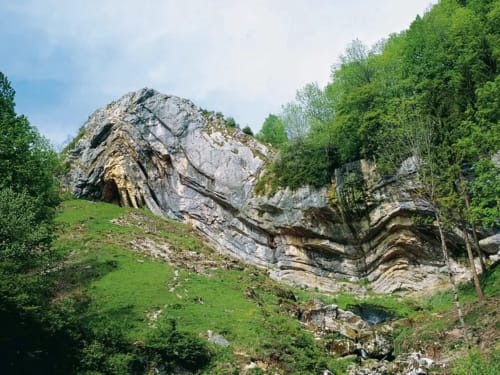Formations rocheuses dramatiques et prairie verdoyante aux Gîtes Des Planchettes à Marigny, France