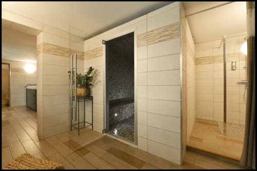 Salle de bains spa moderne avec plusieurs cabines de douche, carrelage crème et mosaïques foncées aux Gîtes Des Planchettes à Marigny