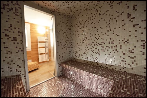 Espace de détente spa aux Gîtes Des Planchettes à Marigny avec sauna carrelé et bain à remous