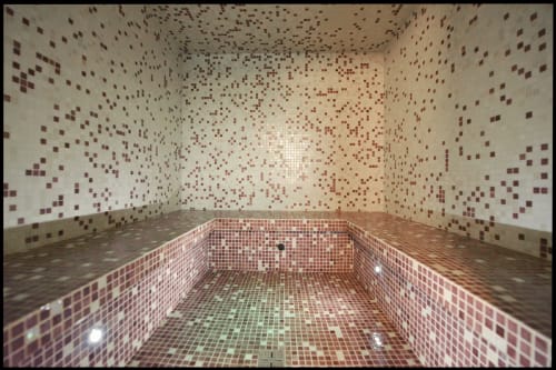 Piscine aux carrelages mosaïques des Gîtes Des Planchettes à Marigny, France, avec motif élaboré en tons de brun et crème