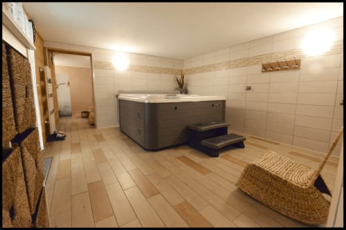 Spa aux Gîtes Des Planchettes à Marigny avec bain à remous, parquet et paniers tressés