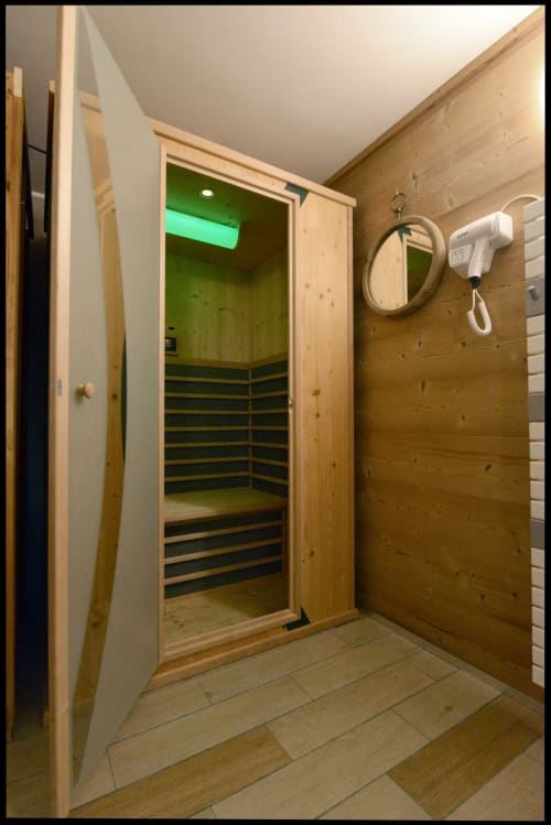 Cabine de sauna infrarouge aux Gîtes Des Planchettes à Marigny avec éclairage intérieur vert