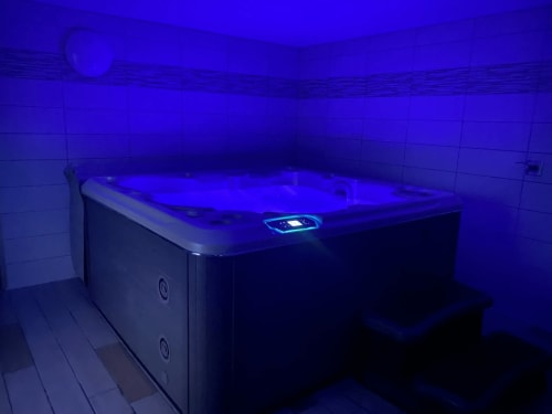Baignoire moderne avec éclairage bleu dans la salle de bains des Gîtes Des Planchettes, Marigny