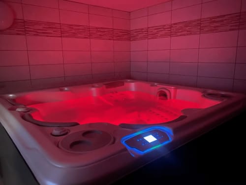 Bain à remous rouge illuminé avec panneau de contrôle aux Gîtes Des Planchettes à Marigny, France