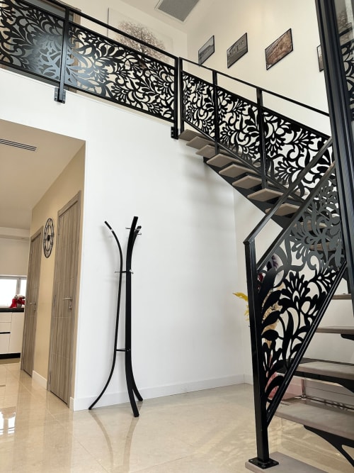 Escalier moderne avec rampe noire ornementale à l'hôtel Gîtes Les Camélias 71, Oslon, France