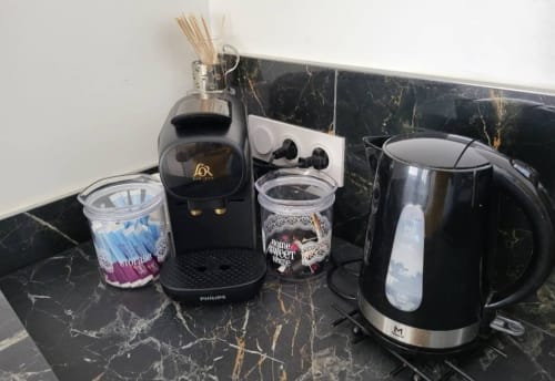 Machine à café, bouilloire et équipements au gîte Les Camélias 71, chambre d'hôtes à Oslon, France