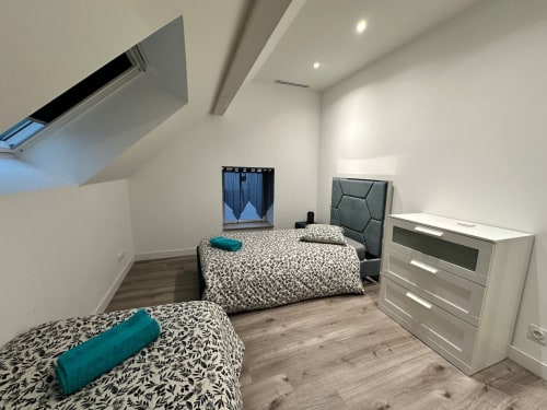 Chambre twin aux Gites Les Camelias 71 à Oslon avec literie à motifs, puits de lumière, commode blanche et équipements modernes