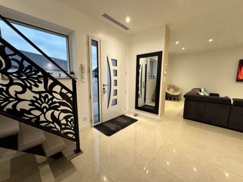 Entrée moderne des Gîtes Les Camelias 71 à Oslon avec rampe d'escalier décorée, carrelage clair et coin détente