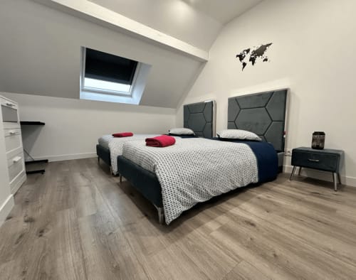 Chambre twin moderne aux Gîtes Les Camelias 71 à Oslon avec lits foncés, parquet et puits de lumière