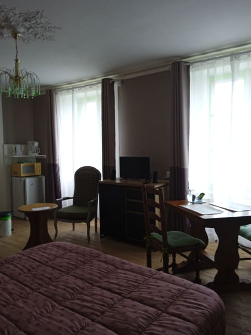 Chambre double à l'hôtel Les Clématites en Cotentin à Saint-Floxel avec espace de travail, TV et vue sur la ville