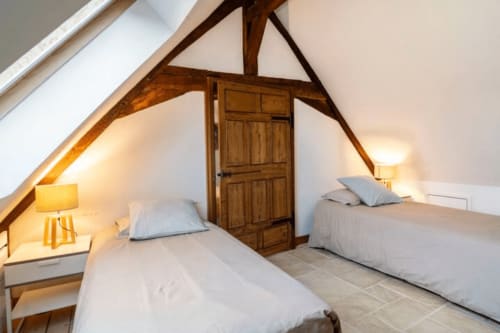 Chambre double avec poutres apparentes à la Villa République Normandie B&B à Caen, France