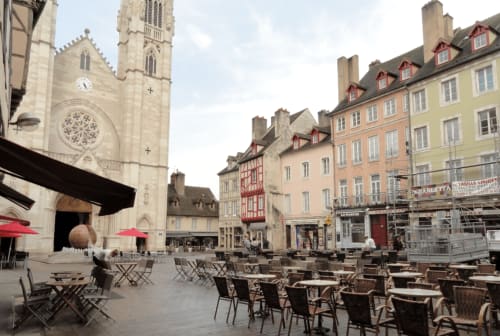 Place historique d'Auxerre avec cathédrale, terrasse de café et bâtiments colorés