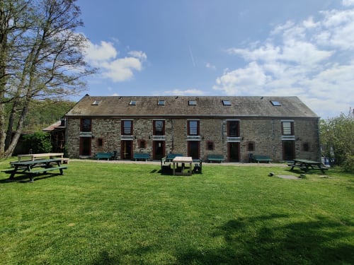 La Ferme De Werpin, gîte en pierre à Hotton avec jardin et tables de pique-nique