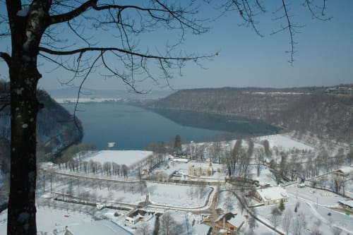 Paysage hivernal enneigé du Gîtes Des Planchettes à Marigny avec lac gelé et vallées boisées
