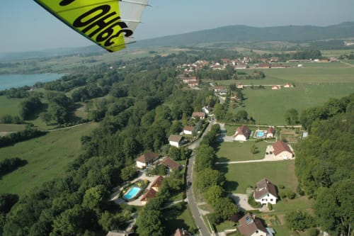 Vue aérienne des Gîtes Des Planchettes à Marigny avec campagne, forêts et lac à proximité