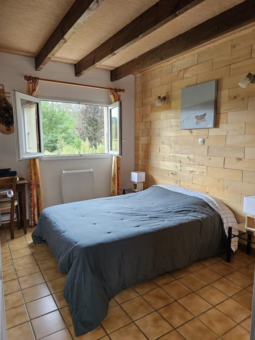 Chambre lit double avec vue sur jardin