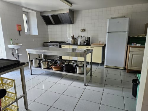 Cuisine tout équipée avec piano 6 feux, 2 réfrigerateurs, plan de travail inox