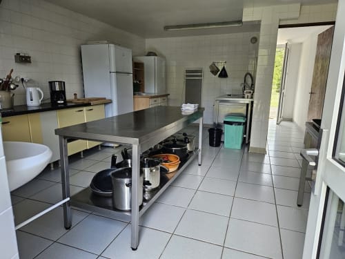 Cuisine équipée avec lave vaisselle professionnel