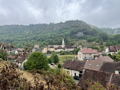 Pittoresque village de Marigny avec son clocher d'église, collines verdoyantes et maisons de campagne