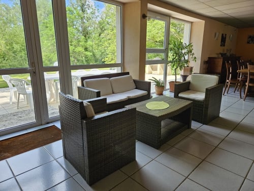 Salon d'été donnant sur la terrasse avec BBQ