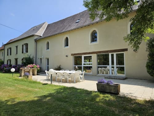 Grande terrasse avec BBQ et mobilier extérieur pour quinze personnes