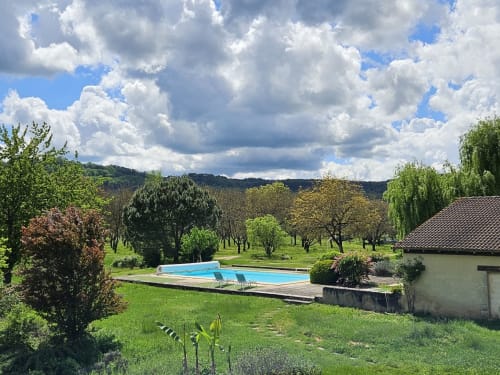 Vue piscine et verdure