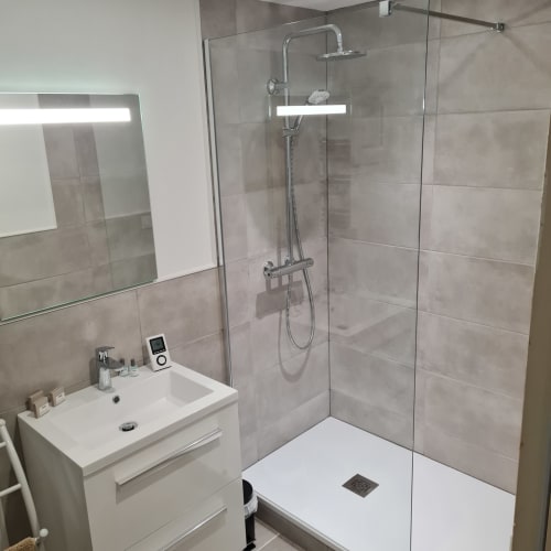 Salle de bain moderne avec douche à l'italienne, vasque blanche et carrelage gris au Gîte Les Mouettes Blessées à Le Crotoy