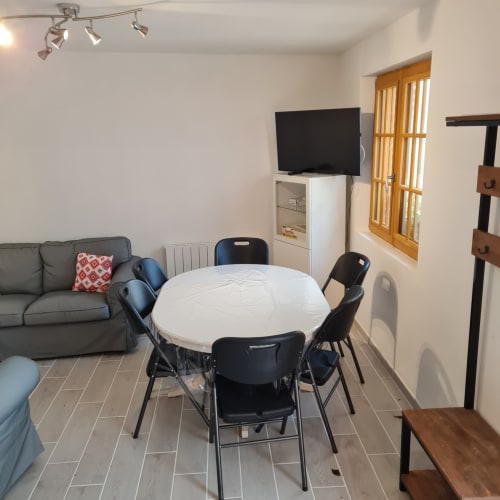 Espace de vie ouvert au Gite Les Mouettes Blessées au Crotoy avec table à manger, salon et téléviseur