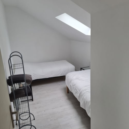 Chambre douillette sous les combles du Gîte Les Mouettes Blessées au Crotoy, avec deux lits et fenêtre de toit