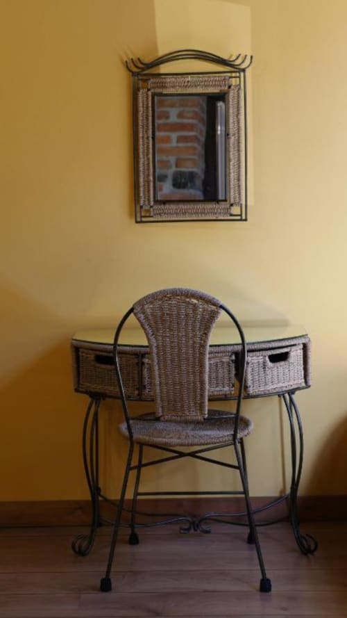 Silla de mimbre con escritorio en Hotel Rural Los Texos, hotel rural en La Riera de Covadonga, España