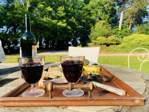 Vin rouge et plateau de charcuterie sur plateau en bois dans le jardin du Chalet Du Bel Event, La Chapelle-sur-Dun