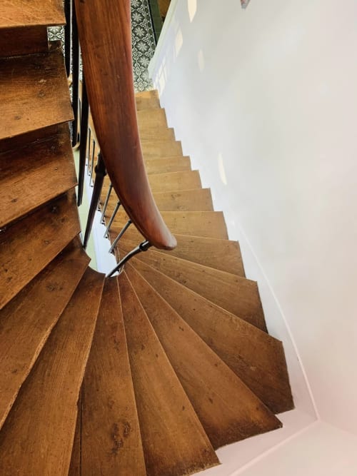 Escalier en spirale en bois avec rampe sombre au Chalet Du Bel Event à La Chapelle-sur-Dun
