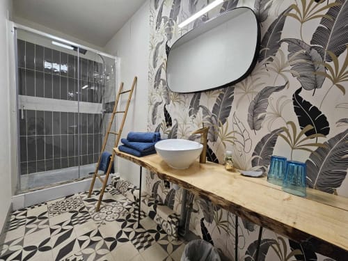 Modernes Badezimmer in der Bastide du Thoré mit tropischer Tapete, Holzwaschtisch, weißem Aufsatzwaschbecken und offener Dusche